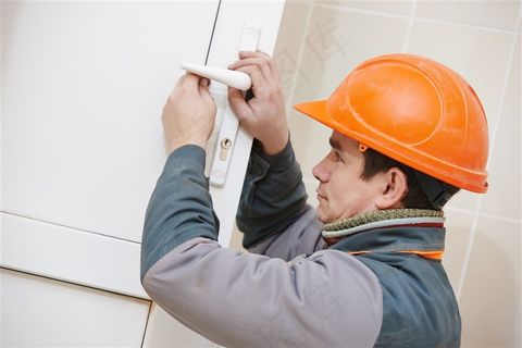 安装玻璃的工人