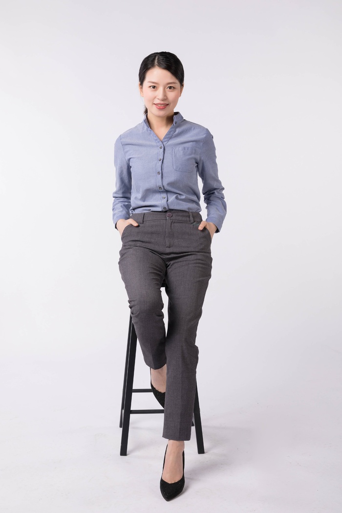 青色女性职业软装靠近椅子