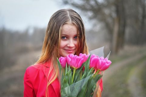 抱郁金香的美女图片