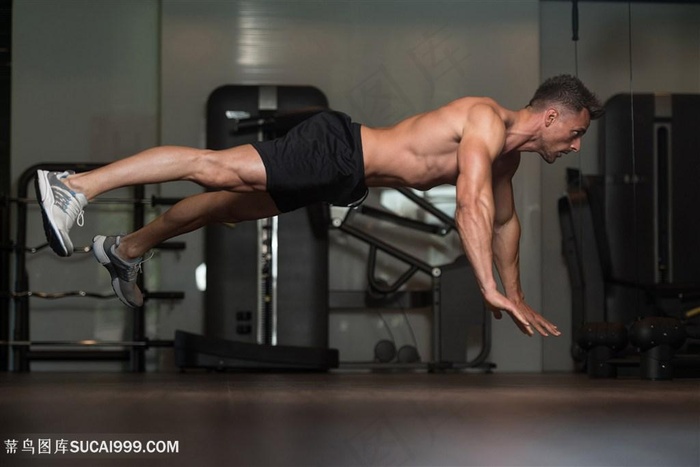 男子体育室里锻炼身体健身图片