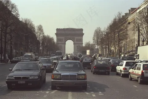 天空下街道上凯旋门前的桥车