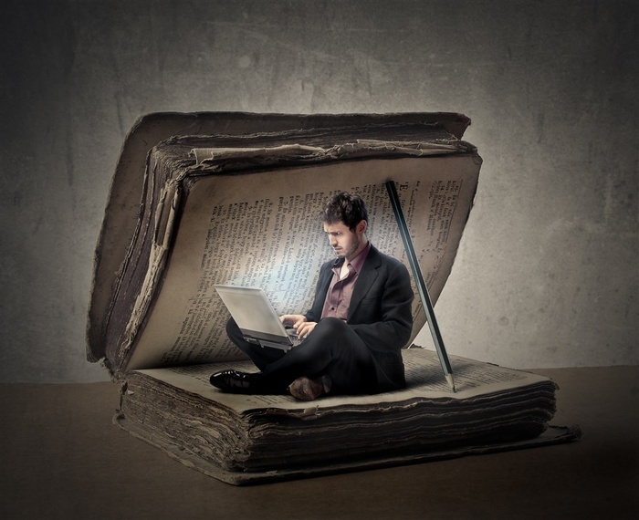 书本里工作中的男人