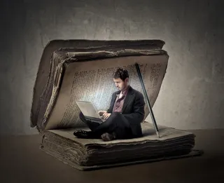 书本里工作中的男人