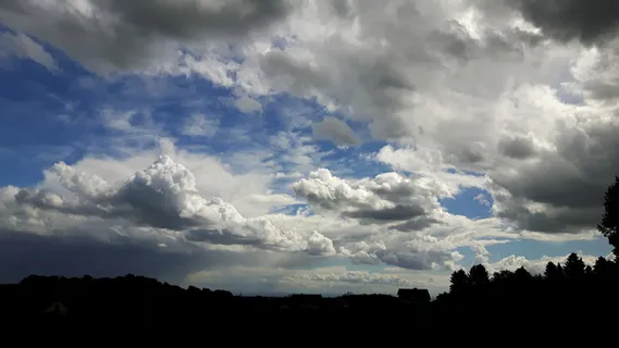 高清蓝天白云山林