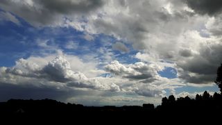 高清蓝天白云山林