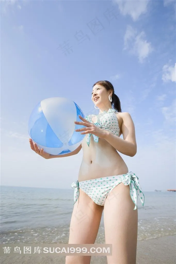 抱皮球的泳装美少女