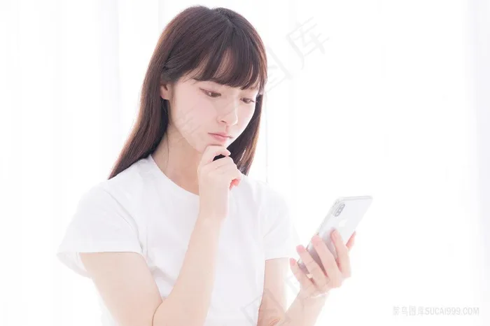 清纯女孩可爱女生美女日本女孩看手机