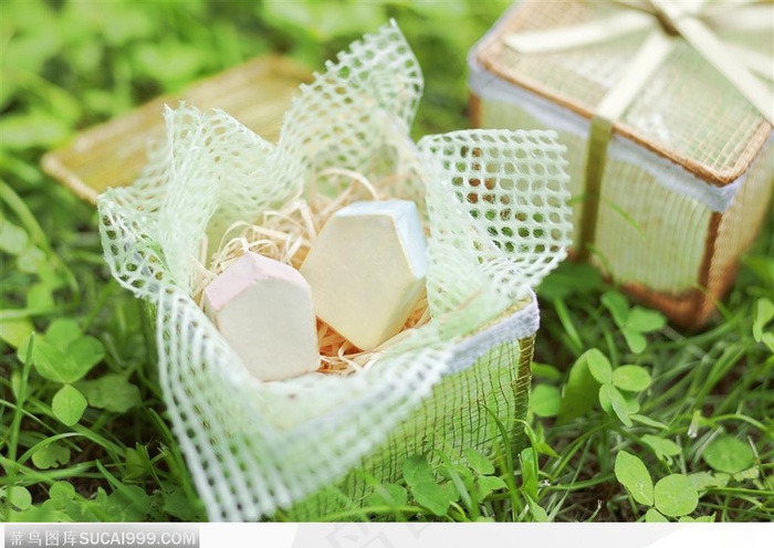 放在礼盒中的木偶小房子