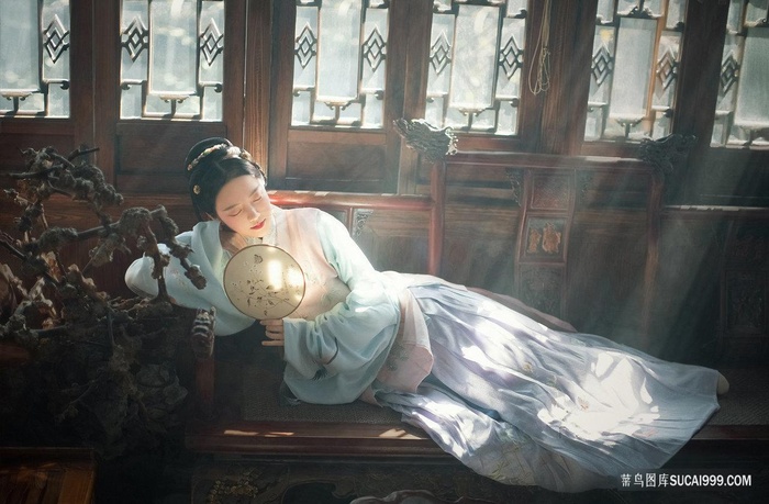 小憩的古装闺秀女子图片