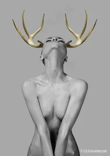 黑白美女时尚鹿角装饰画