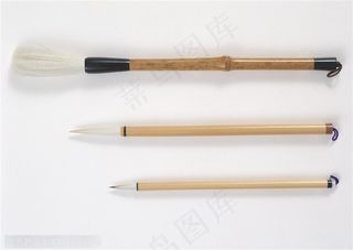 横着摆放在一起的毛笔