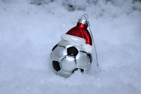 雪地圣诞彩球图片 雪地圣诞彩球图片