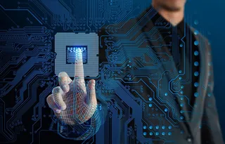 点击电子芯片的商务人士高清图片