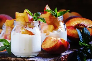 桌子上美味的牛奶和水果