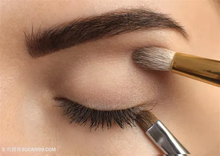 正在修眉的时尚美女