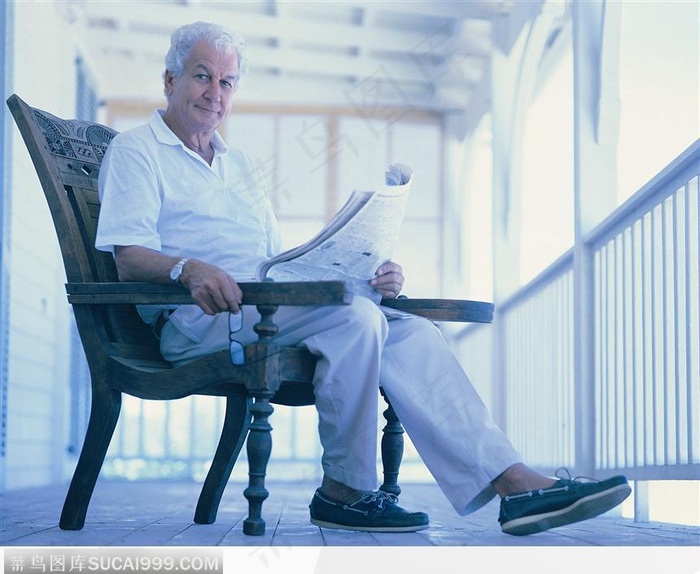 看报纸的老年人