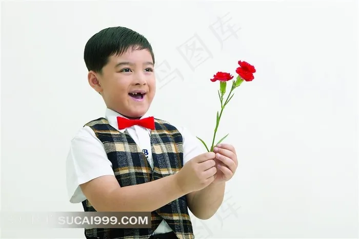 手拿鲜花的可爱男孩素材