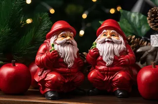 红苹果圣诞老人玩偶摆件平安夜节日摄影图