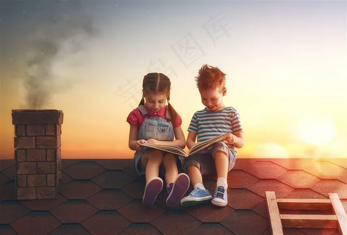 在房顶上看书的俩小孩摄影高清图片