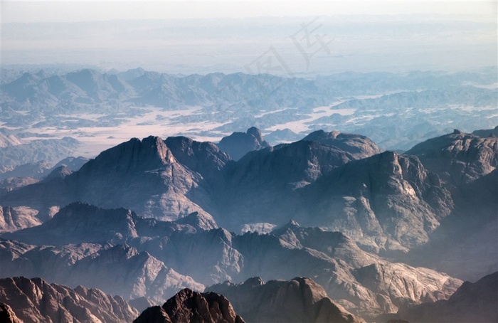 山峦起伏山脉风景画