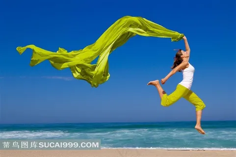 在海边扯着飘带的美女写真摄影高清图片
