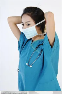 医疗人物-穿手术的美女在戴口罩