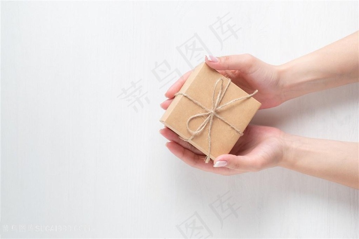 手捧礼物的手势特写高清