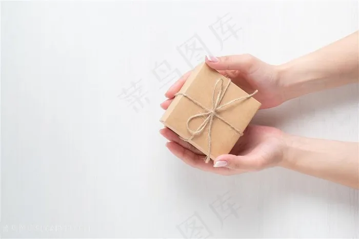 手捧礼物的手势特写高清