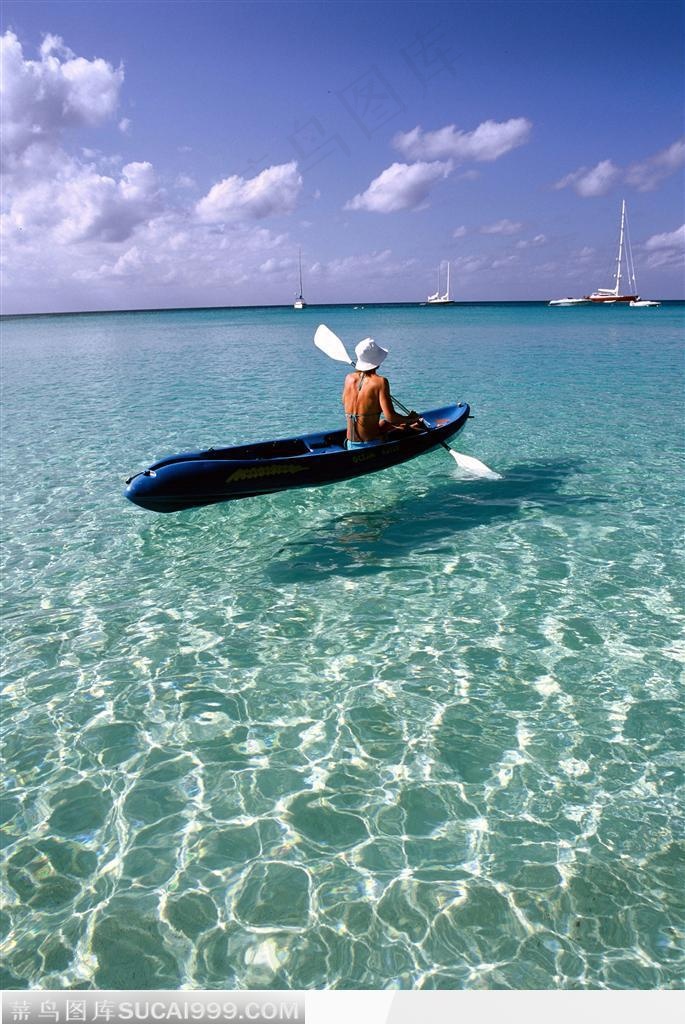 在海上划船的女性