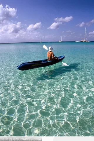 在海上划船的女性