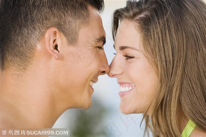 愉快心情-面对面鼻子碰鼻子开心微笑的情侣