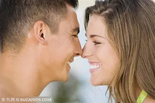 愉快心情-面对面鼻子碰鼻子开心微笑的情侣