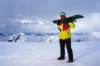 手拿滑板的旅游者高清摄影图片