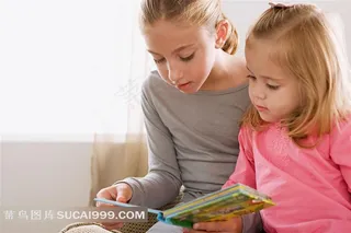 给宝宝讲故事的姐姐图片素材