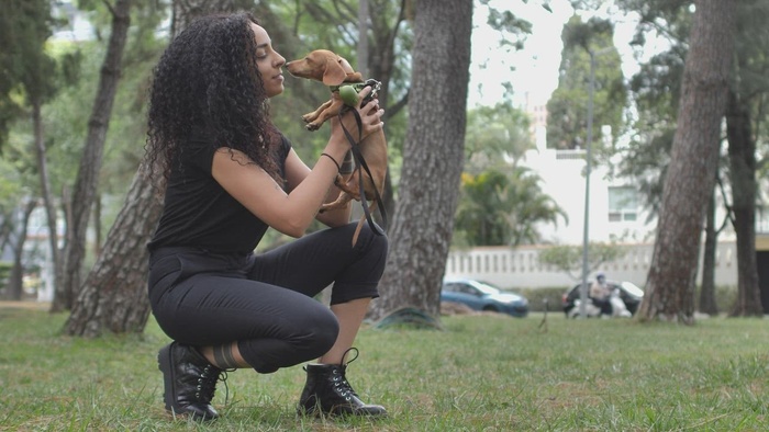 女孩在公园里亲吻她的小狗