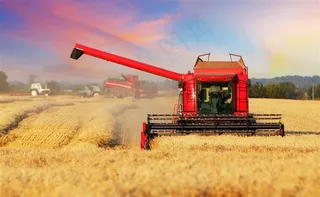 正在工作的红色收割机