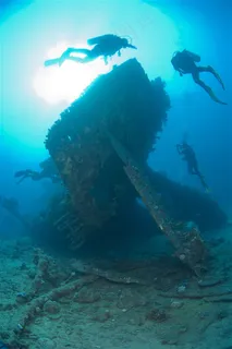海底沉船与潜水员
