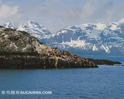 山水剪影雪山下的湖水