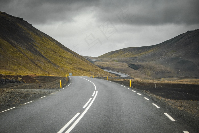蜿蜒盘旋的公路图片