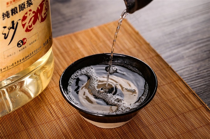 高浓度辛辣的白酒素材图