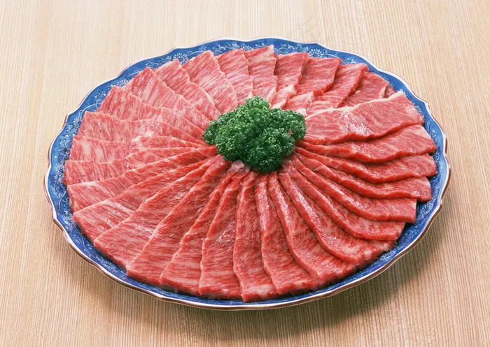 鲜肉食材-盘子中鲜红的肉片
