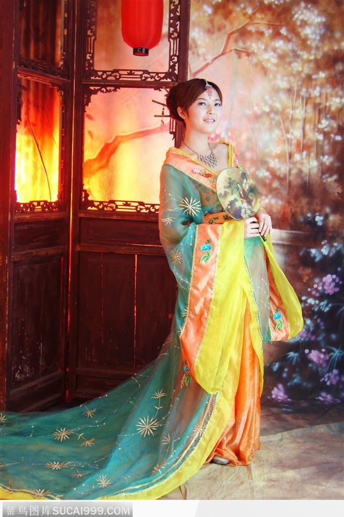 靠古老屏风站穿传统汉服的古典美女