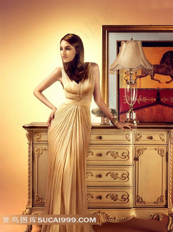 高贵少妇站在柜子前