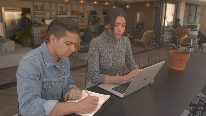 两个人在咖啡店工作