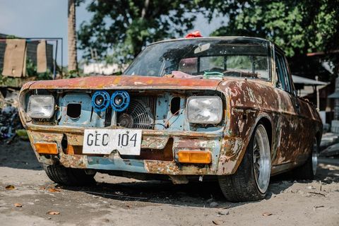 被遗弃的破旧汽车图片