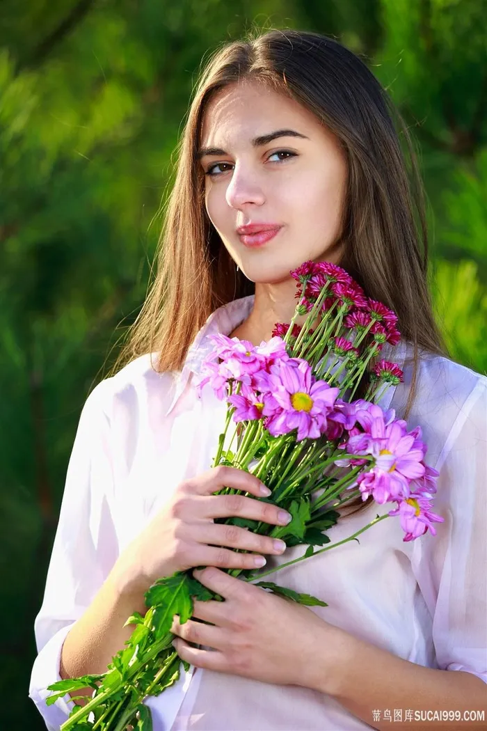 手捧鲜花欧美美女图片