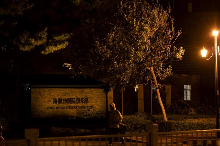 路灯下的行色匆匆