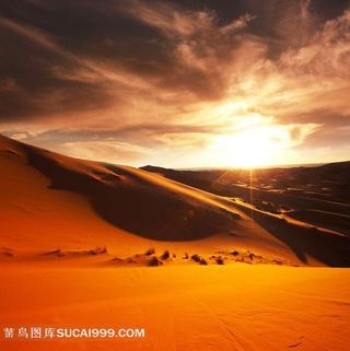 旭日东升时的沙漠风景图片