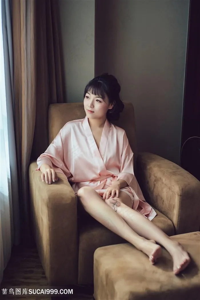 粉色丝质睡衣美女