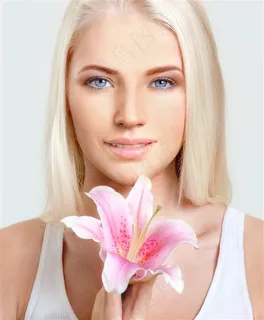 性感洗浴美女与花朵摄影图片